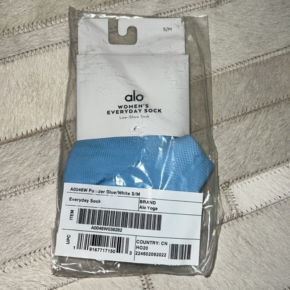 Alo Yoga woman’s everyday socks - Picture 5 of 8